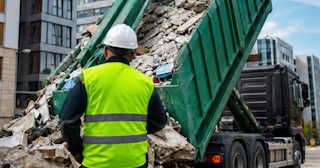 Вывоз строительного мусора в Великих Луке: услуги лицензированной компании — ПроМусор